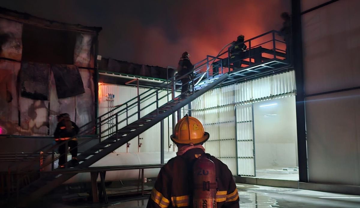 incendio en bodegas de refrigeracion en la jaripillo de mazatlan bomberos