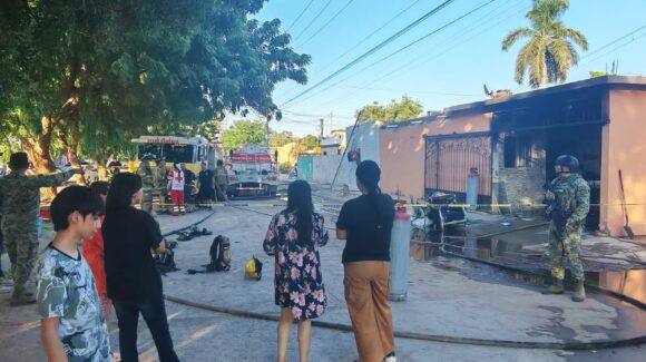 Incendio consume vivienda de la colonia Catrinas de Los Mochis, Sinaloa