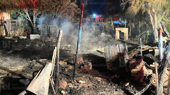 Voraz incendio arrasa con una vivienda de madera en la colonia Santa Luz de la ciudad de Los Mochis, Sinaloa
