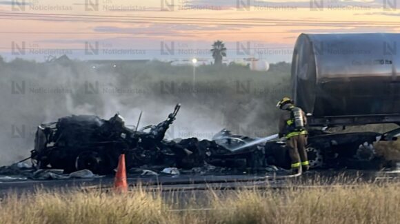 Se incendia pipa que transportaba formol al circular sobre la México 15, en Guasave, Sinaloa