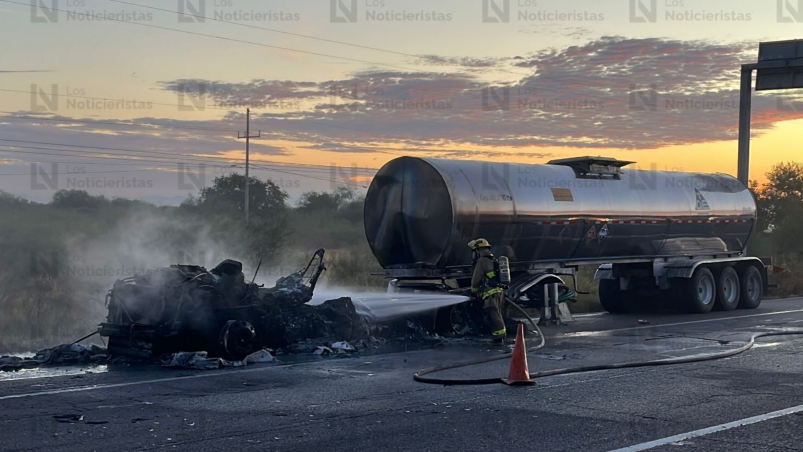 Se incendia pipa que transportaba formol, al circular sobre la México 15, en Guasave