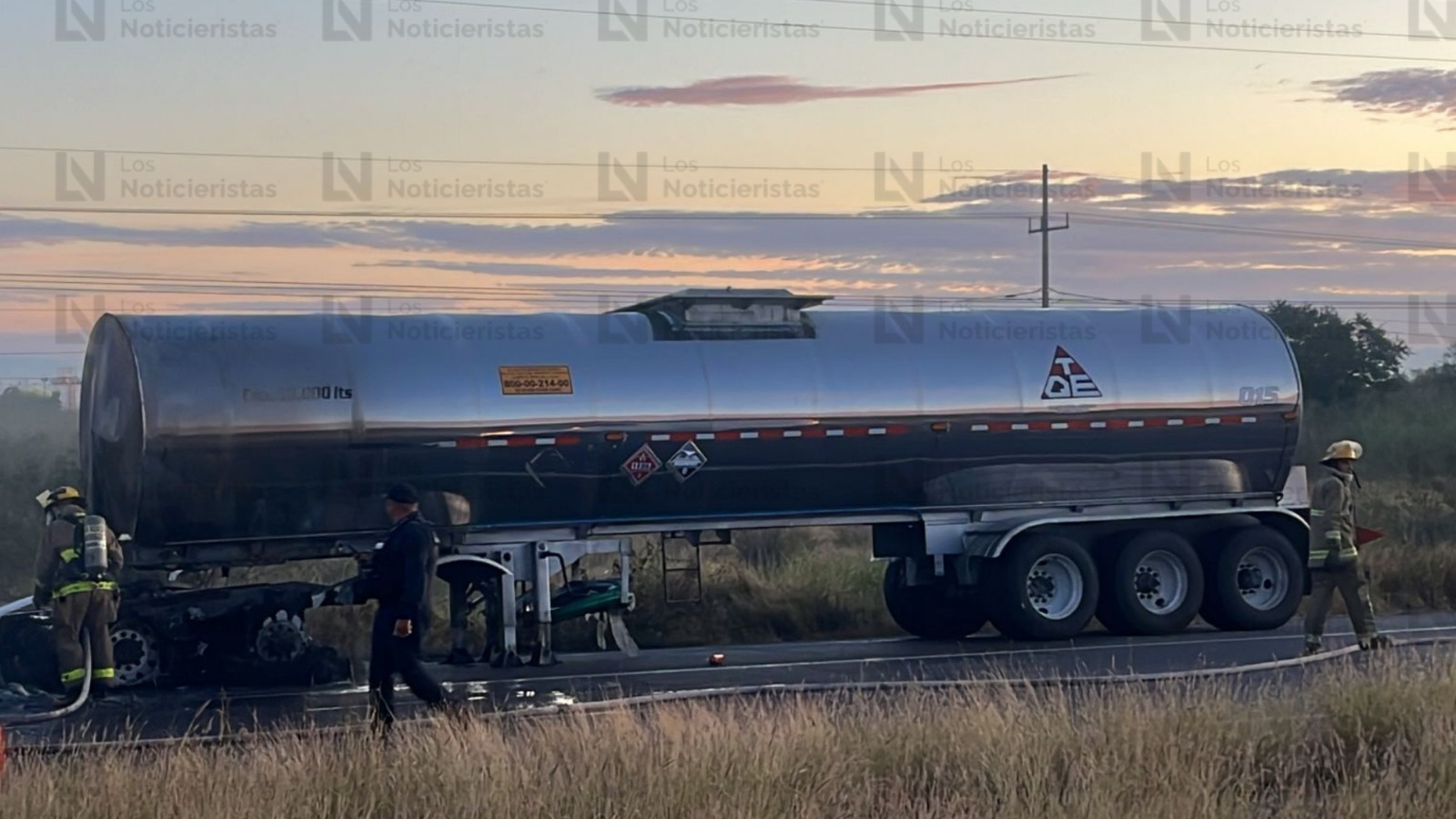 Se incendia pipa que transportaba formol, al circular sobre la México 15, en Guasave