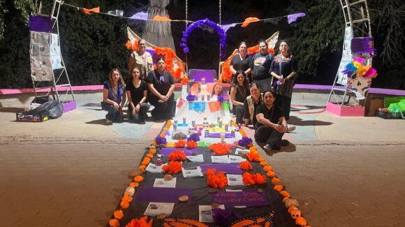 Colectivas feministas y rastreadoras levantan altar por víctimas de feminicidio y desaparecidos en Guasave, Sinaloa