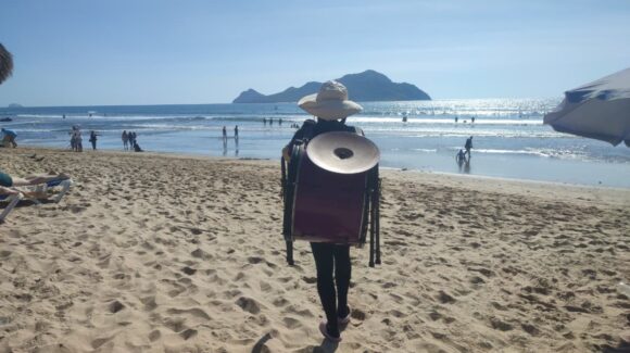 Con su tambora en la espalda, Jessica Cruz marca su estilo musical desde las playas de Mazatlán, Sinaloa