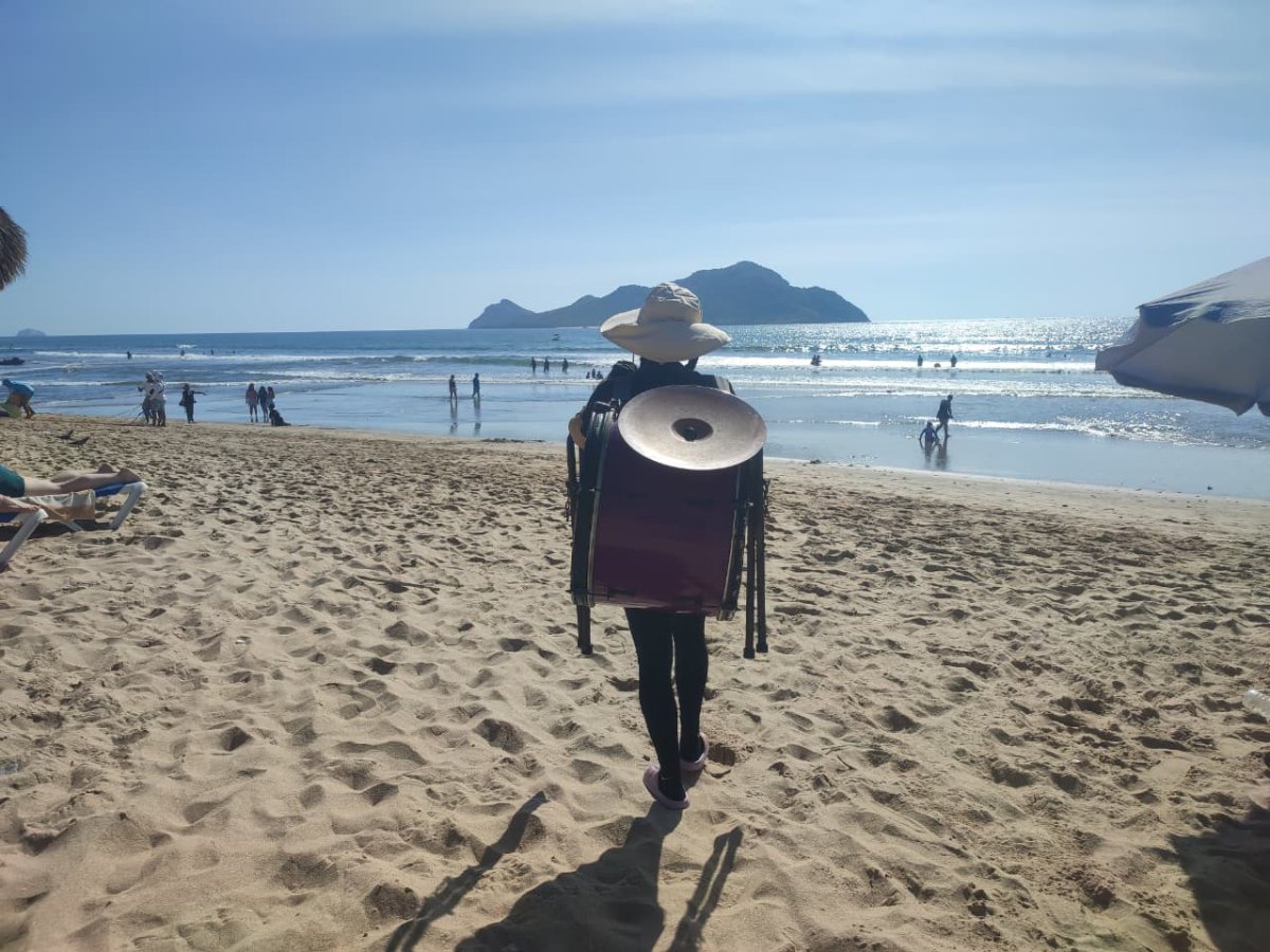 Jessica Cruz con su tambora en la espalda
