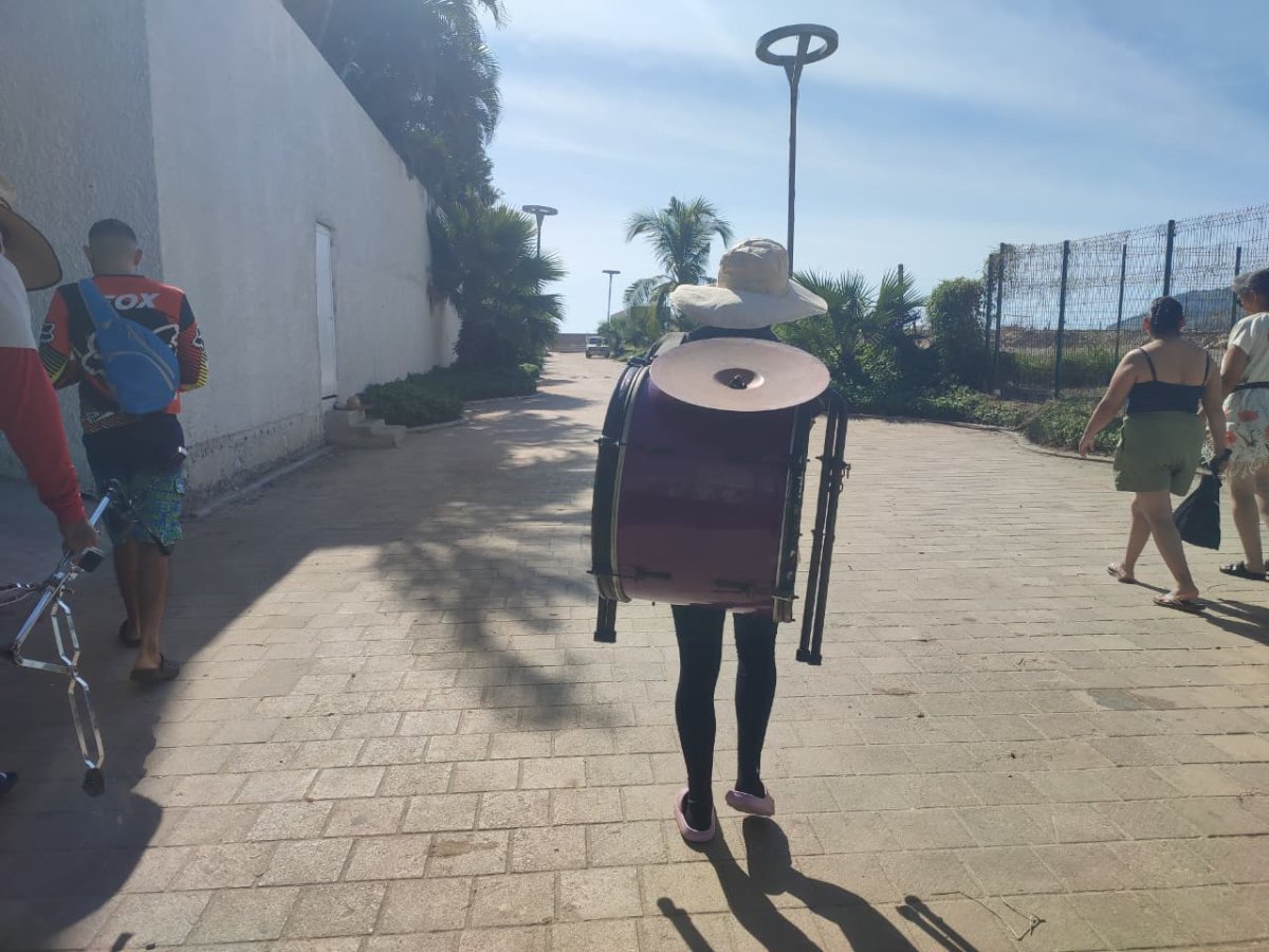 Jessica Cruz con su tambora en la espalda