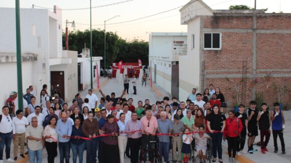 Alcalde Jorge Rosario Bojórquez entrega pavimentación e iluminación en la avenida Sinaloa