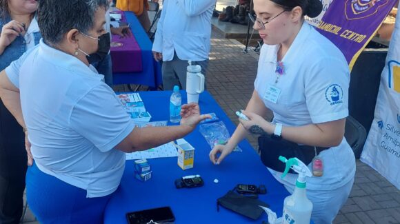 Club de Leones realiza jornada gratuita de detección de diabetes en la plazuela Pedro Infante en Guamúchil, Sinaloa