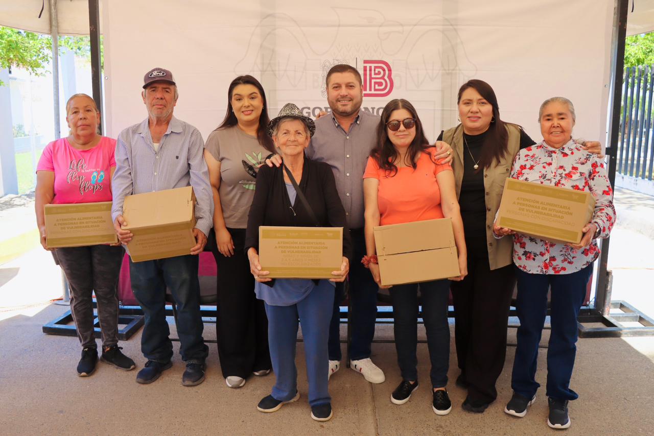 José Paz López Elenes entrega de apoyos alimenticios en Badiraguato