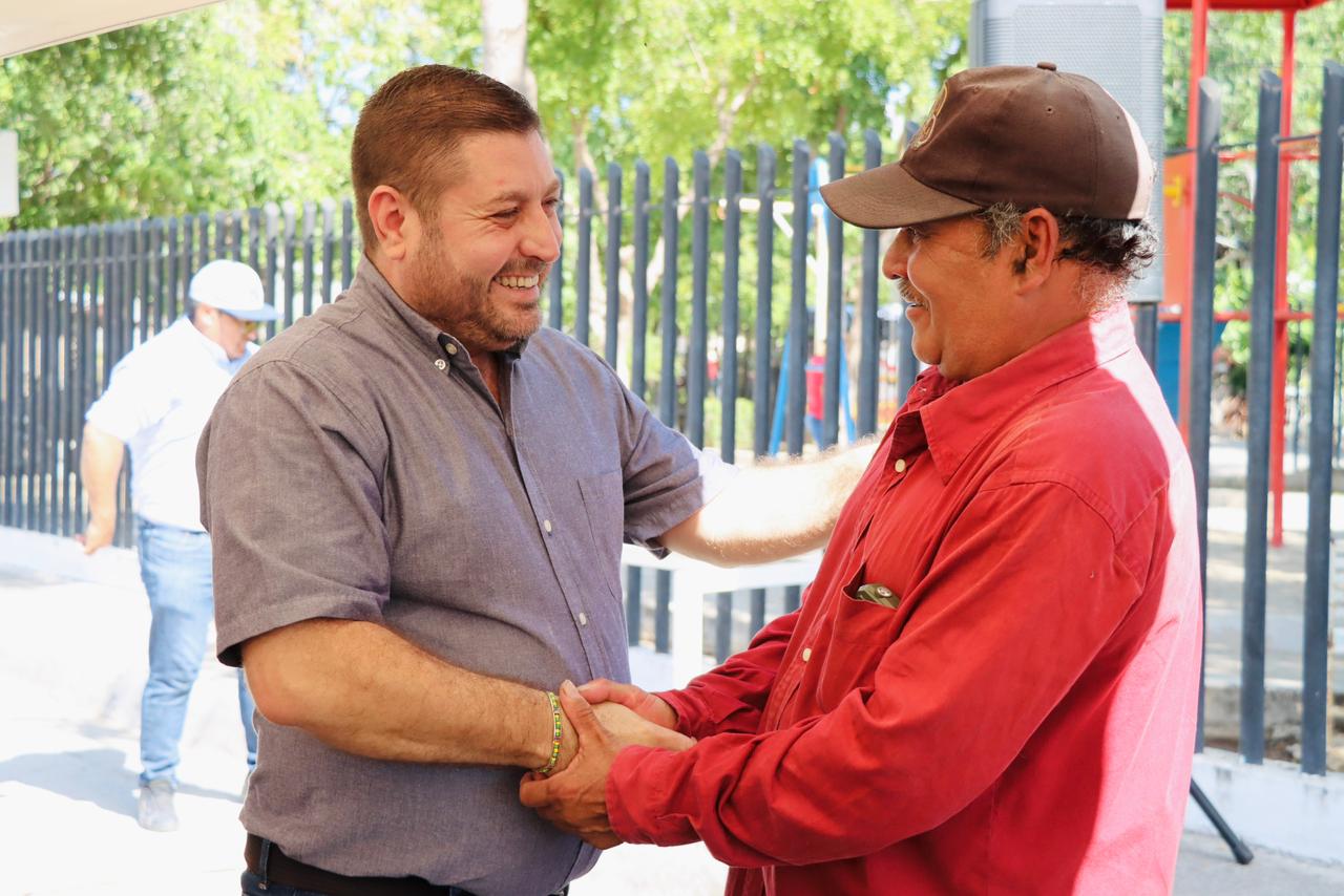 José Paz López Elenes entrega de apoyos alimenticios en Badiraguato