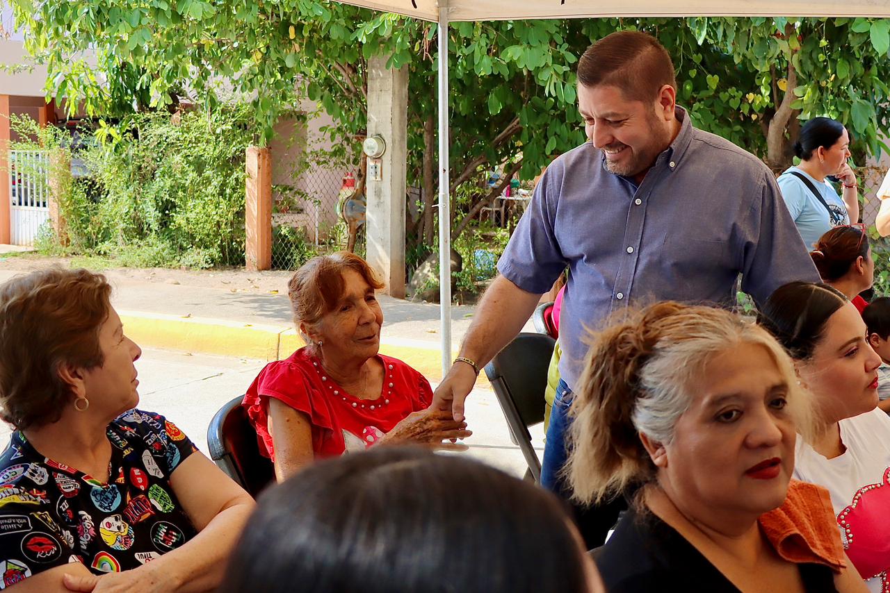 José Paz López Elenes entrega de apoyos alimenticios en Badiraguato