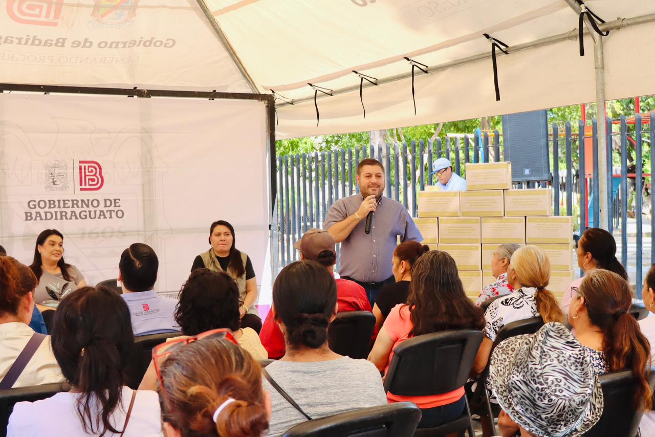 José Paz López Elenes entrega de apoyos alimenticios en Badiraguato