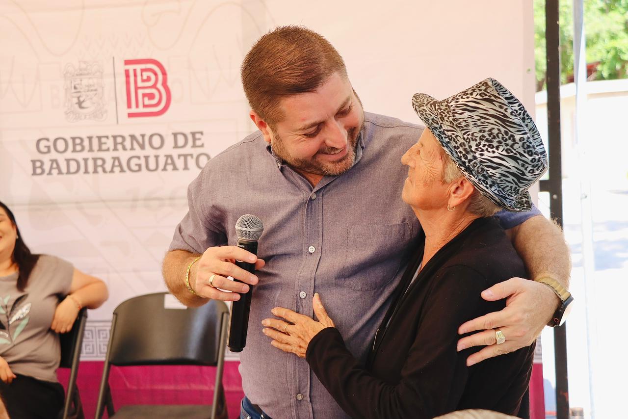 José Paz López Elenes entrega de apoyos alimenticios en Badiraguato