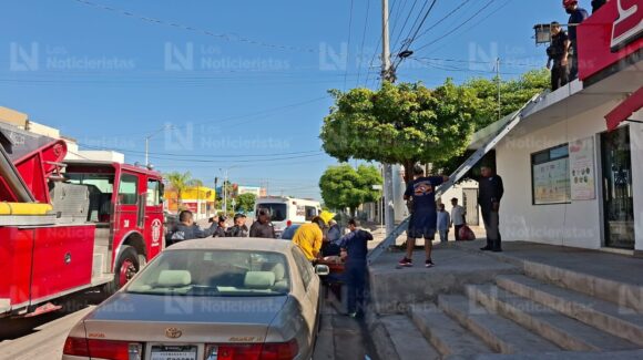 Joven recibe descarga eléctrica al pintar una casa en las alturas en el fraccionamiento Campestre de Los Mochis, Sinaloa