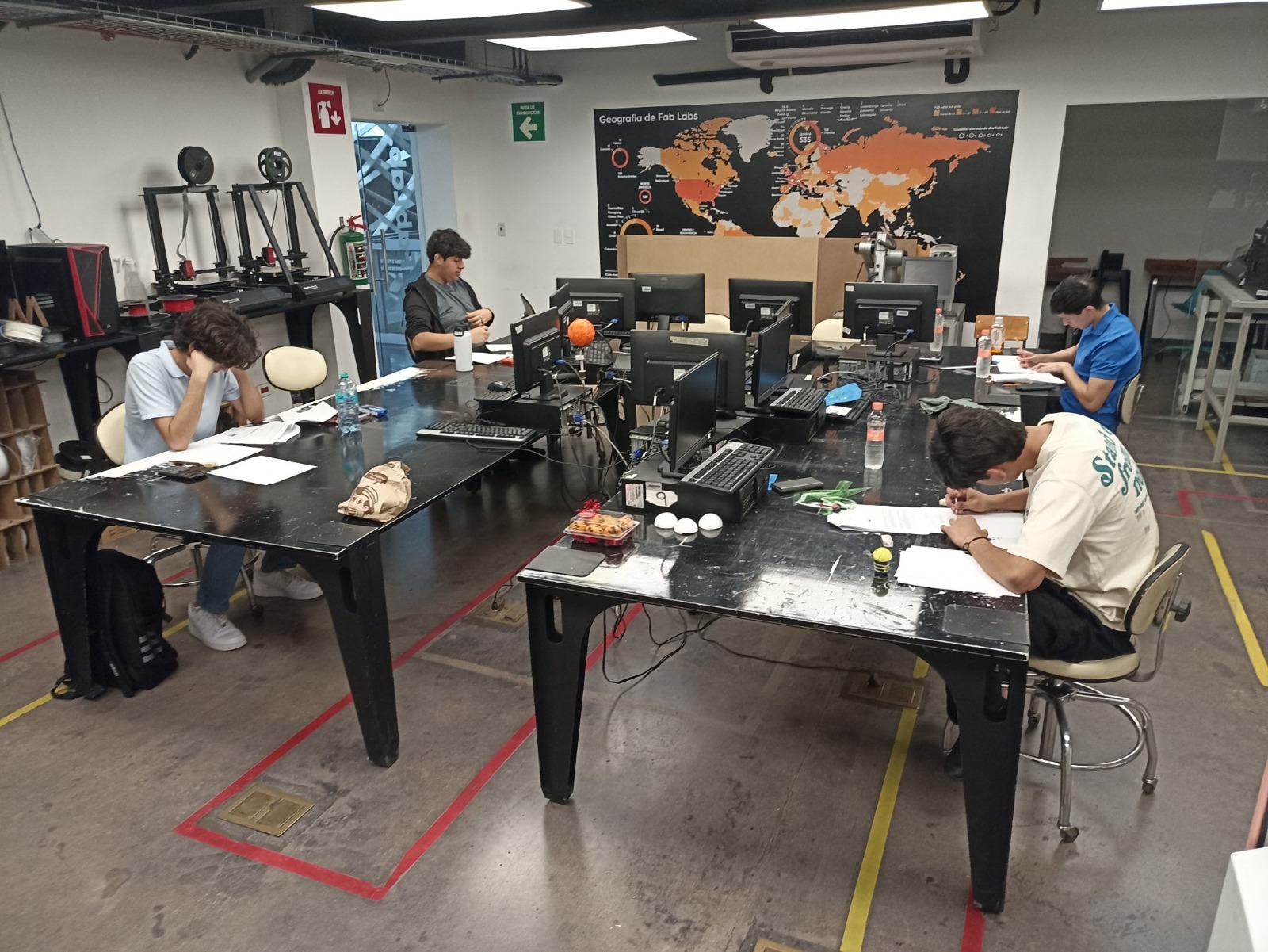 Jóvenes en la la Olimpiada Nacional de Física 2025