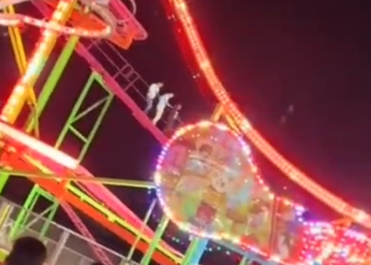 Jóvenes bajan a pie tras quedar atorados en juego mecánico en Los Mochis
