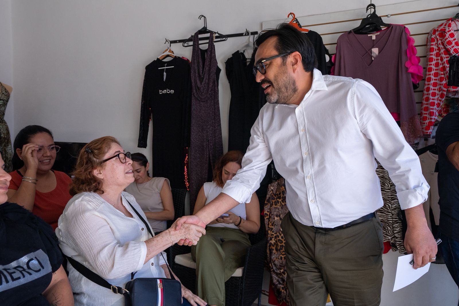 Juan de Dios Gámez Mendívil entrega un cheque mujeres emprendedoras de Loma Linda, Culiacán