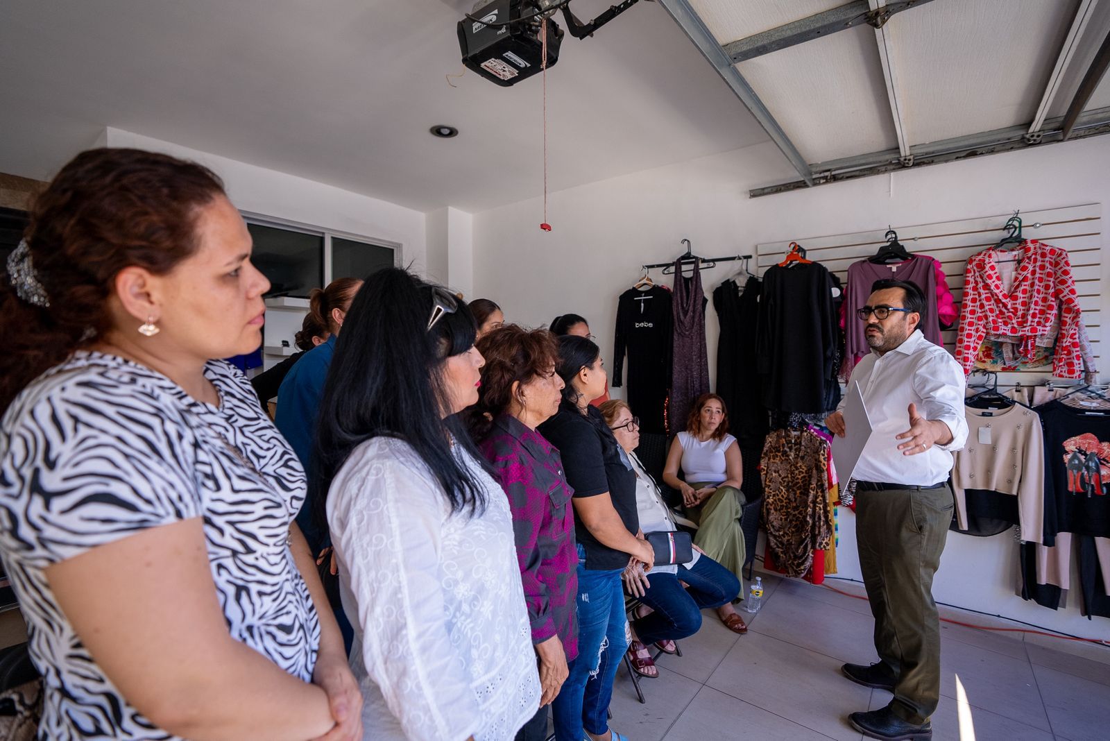 Juan de Dios Gámez Mendívil entrega un cheque mujeres emprendedoras de Loma Linda, Culiacán