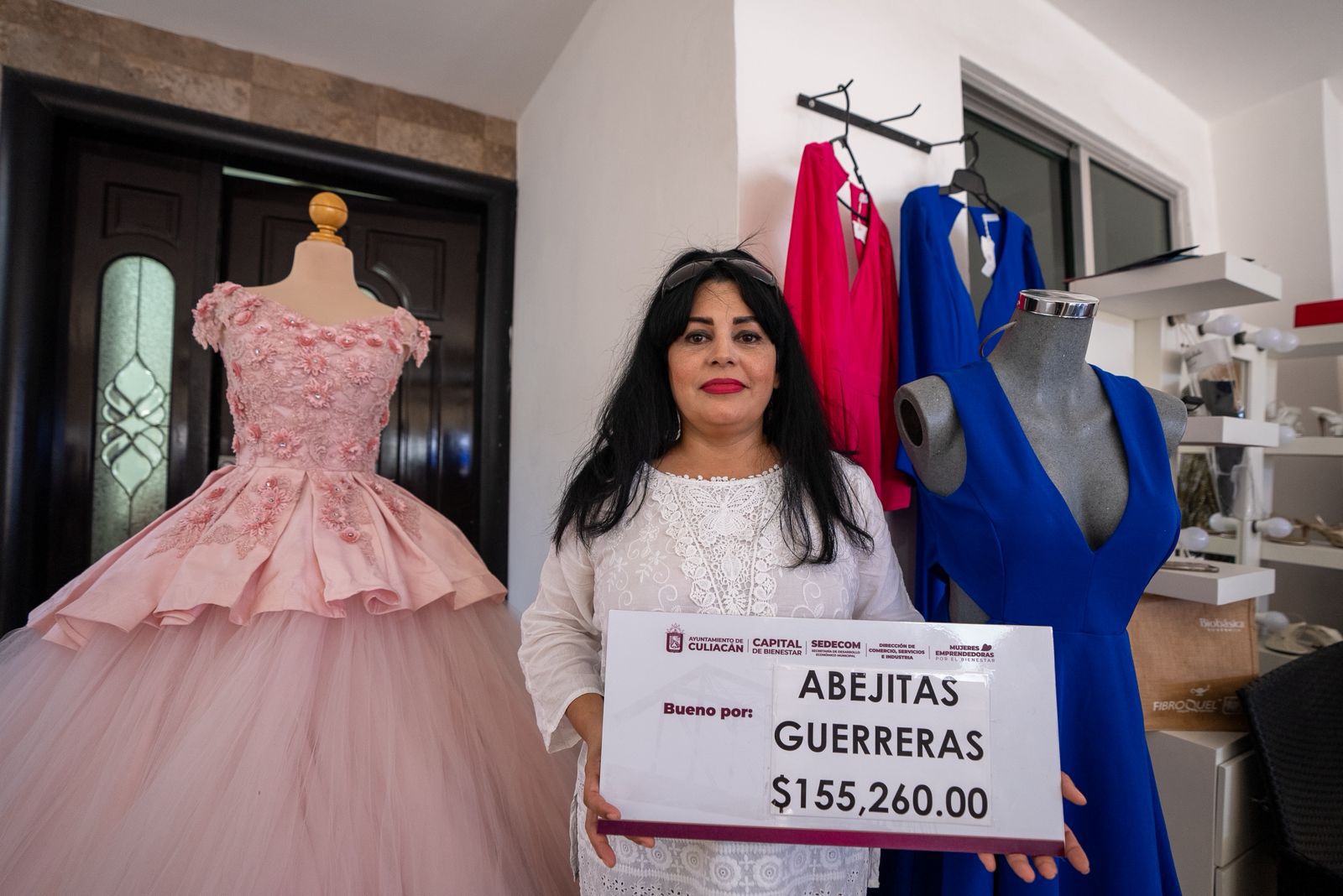 Juan de Dios Gámez Mendívil entrega un cheque mujeres emprendedoras de Loma Linda, Culiacán
