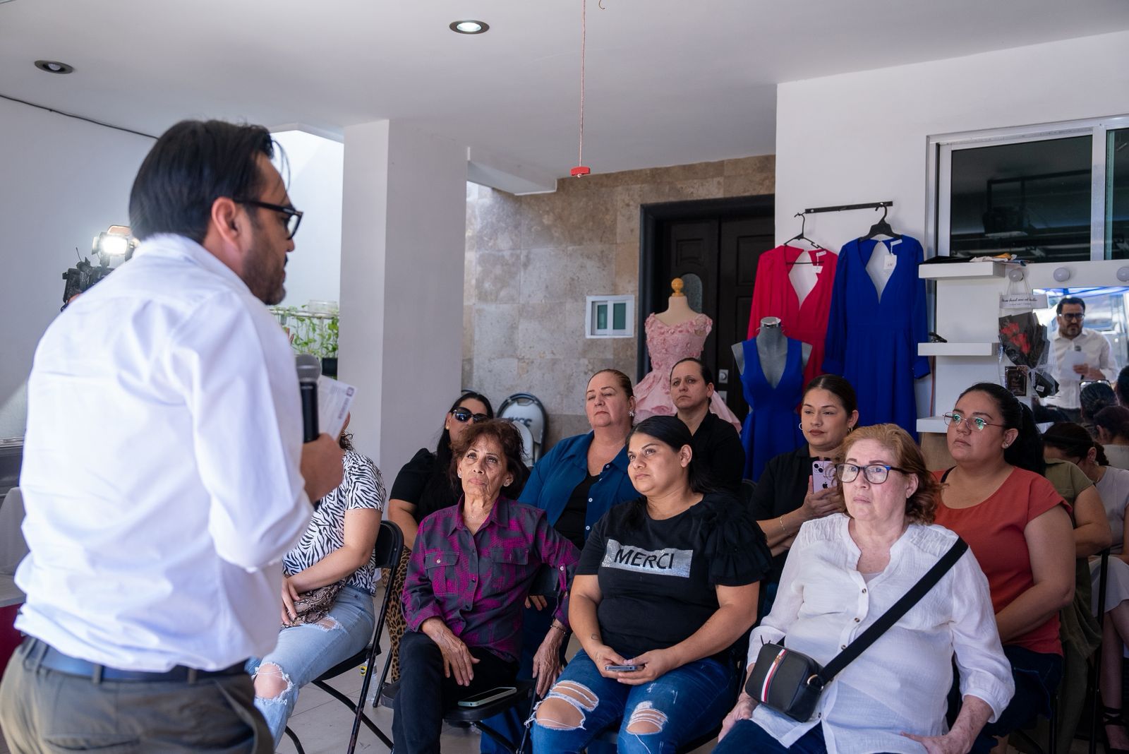 Juan de Dios Gámez Mendívil entrega un cheque mujeres emprendedoras de Loma Linda, Culiacán