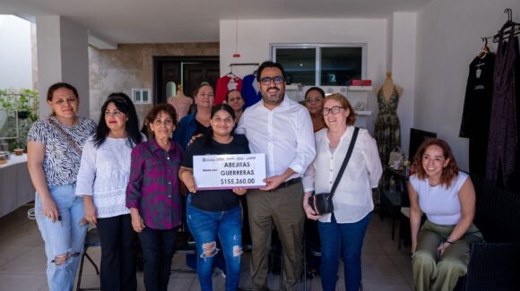 Gámez Mendívil entrega cheque de más de 155 mil pesos a mujeres emprendedoras de Loma Linda, Culiacán