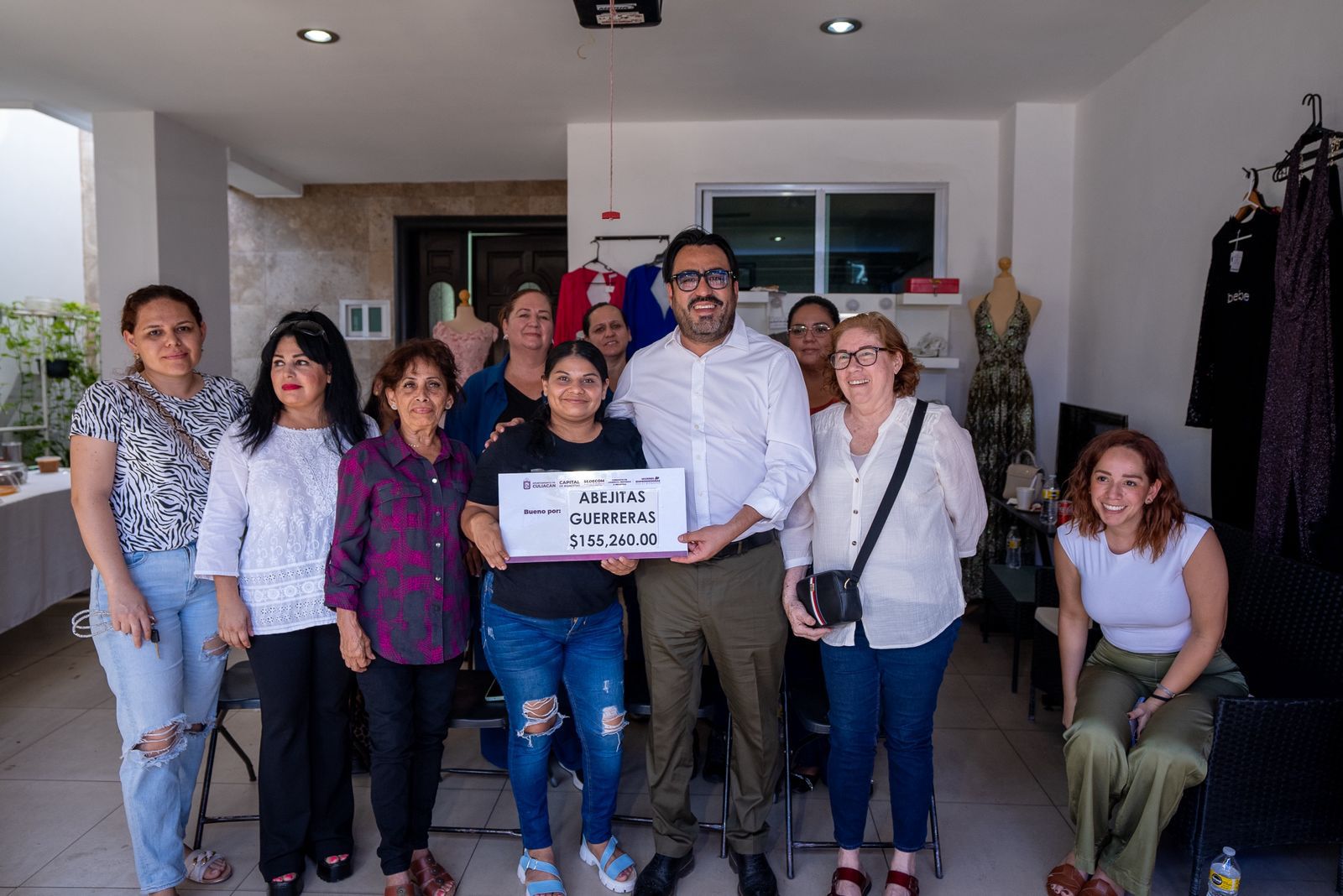 Juan de Dios Gámez Mendívil entrega un cheque mujeres emprendedoras de Loma Linda, Culiacán