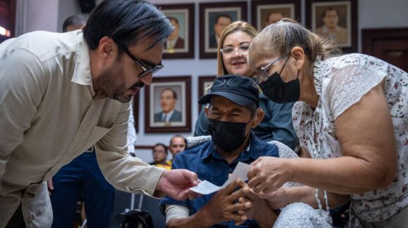 “Ha sido el presidente que más nos ha apoyado”; entrega alcalde 25 primas de jubilación del STASAC