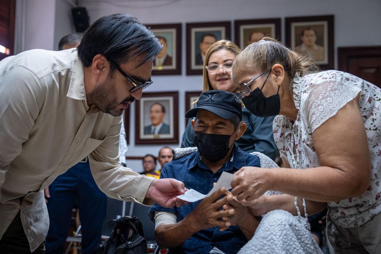 Juan de Dios Gámez Mendívil hizo entrega de 25 cheques de jubilación a empleados del Ayuntamiento