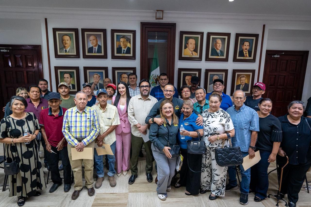 Juan de Dios Gámez Mendívil hizo entrega de 25 cheques de jubilación a empleados del Ayuntamiento