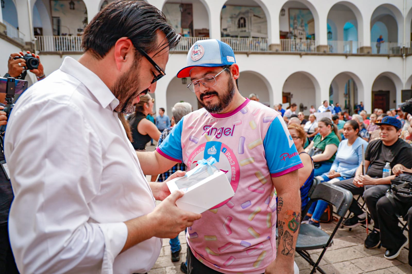 Juan de Dios Gámez Mendívil realizó la entrega de apoyos emergentes a más de 200 vendedores de la vía pública de Culiacán