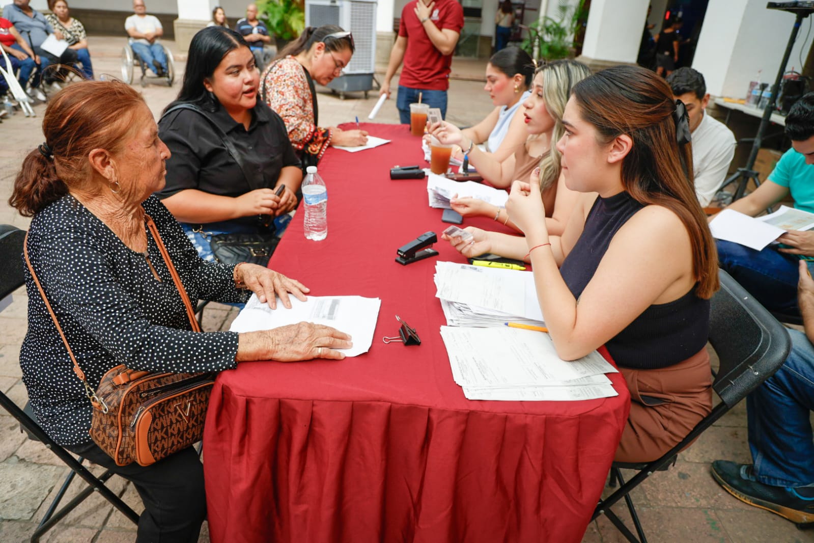 Juan de Dios Gámez Mendívil realizó la entrega de apoyos emergentes a más de 200 vendedores de la vía pública de Culiacán