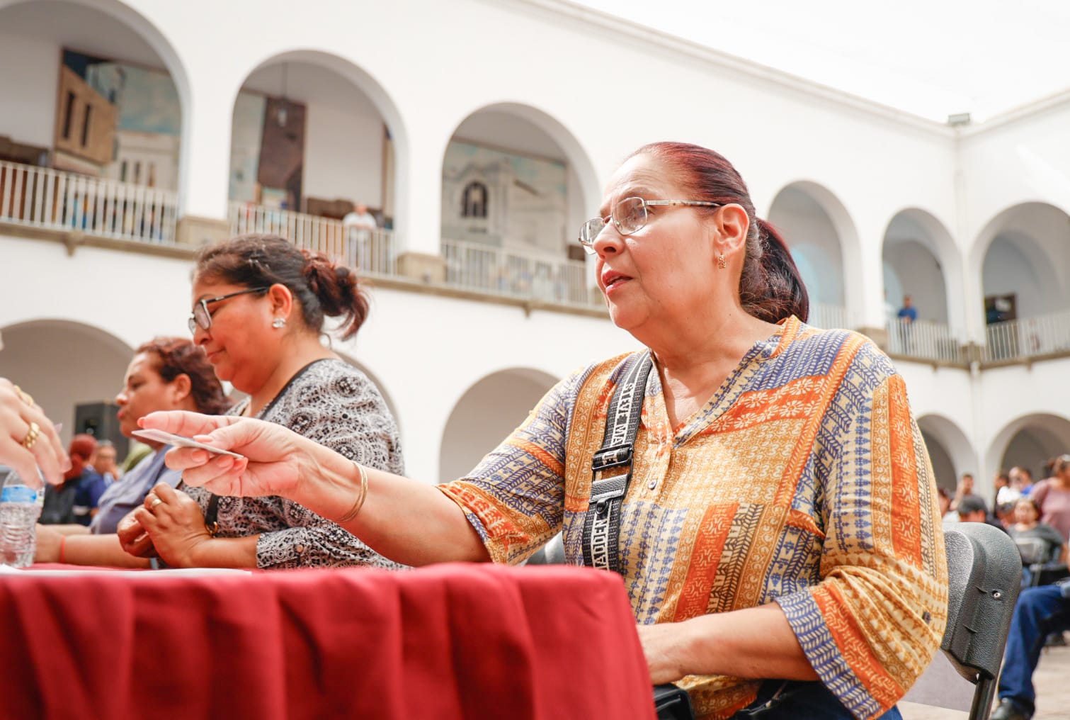 Juan de Dios Gámez Mendívil realizó la entrega de apoyos emergentes a más de 200 vendedores de la vía pública de Culiacán