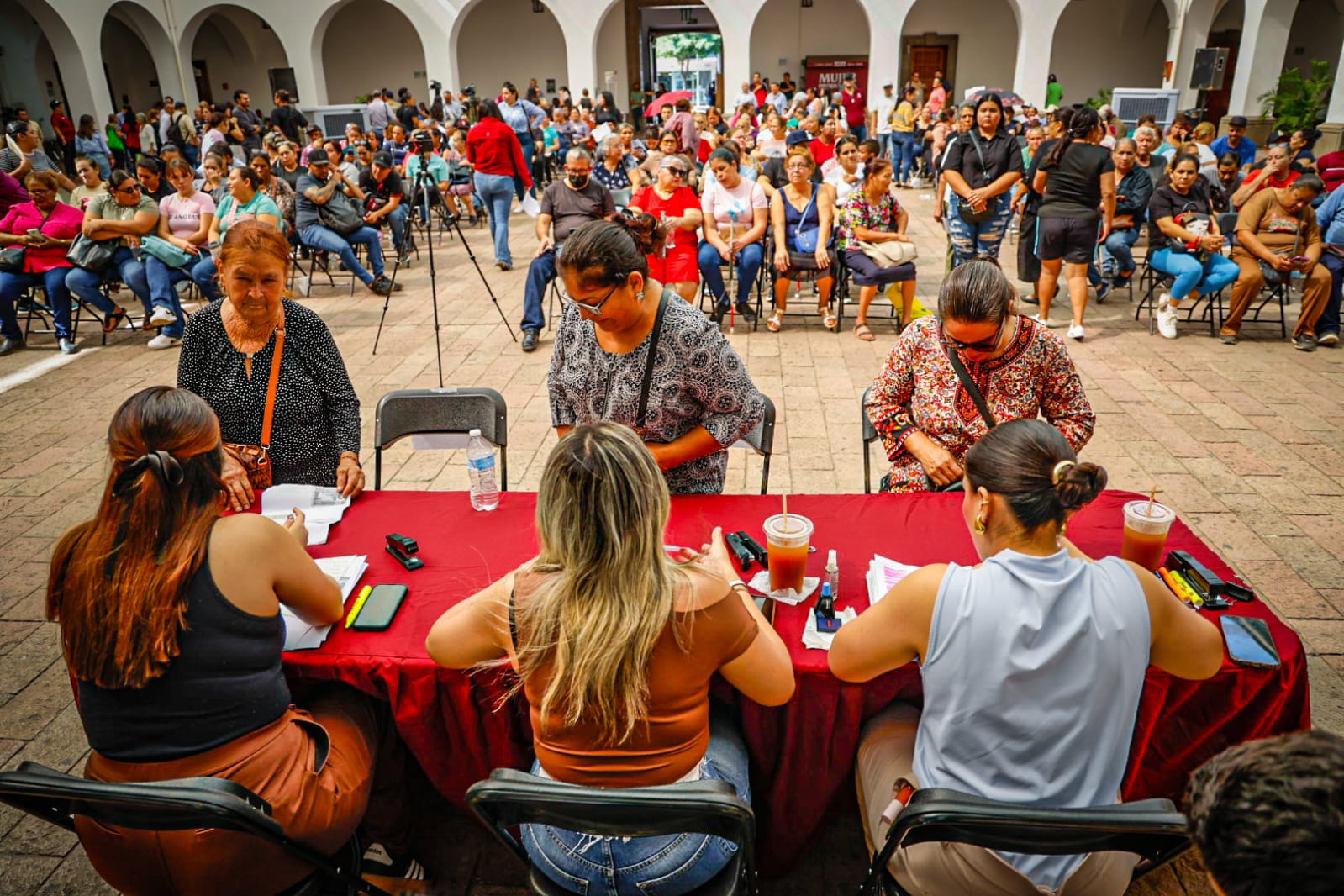 Juan de Dios Gámez Mendívil realizó la entrega de apoyos emergentes a más de 200 vendedores de la vía pública de Culiacán