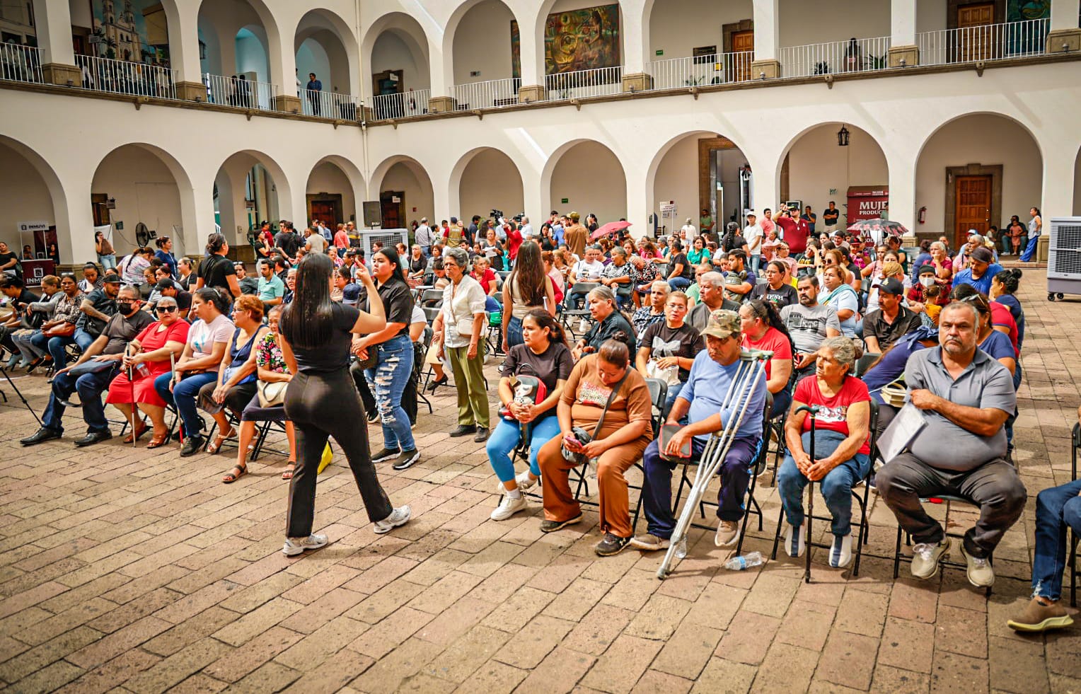 Juan de Dios Gámez Mendívil realizó la entrega de apoyos emergentes a más de 200 vendedores de la vía pública de Culiacán