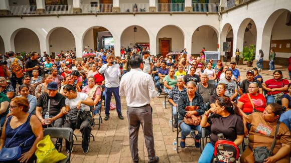 Gámez Mendívil entregó cheques de 5 mil pesos a 200 comerciantes en la vía pública en Culiacán