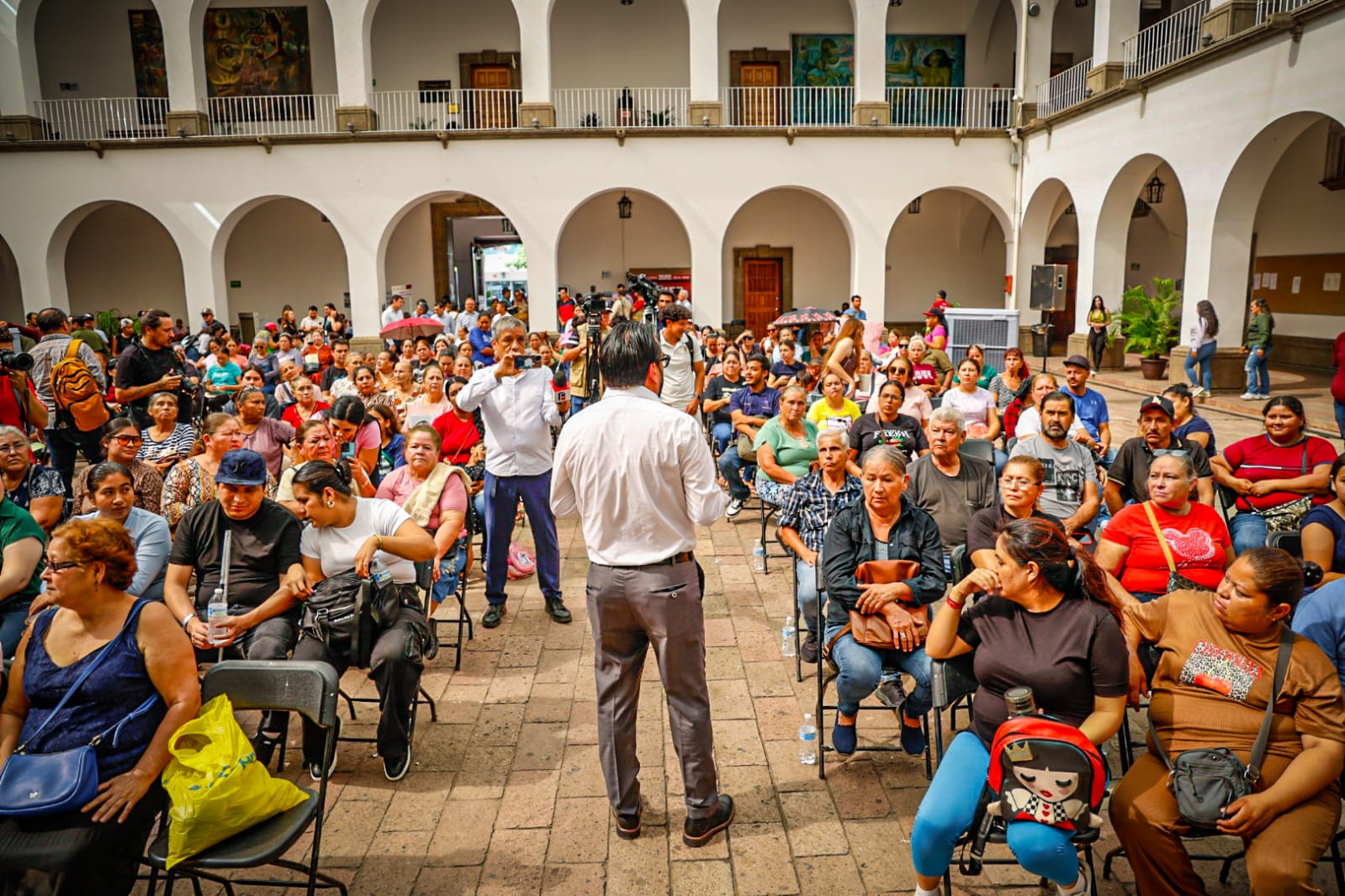 Juan de Dios Gámez Mendívil realizó la entrega de apoyos emergentes a más de 200 vendedores de la vía pública de Culiacán