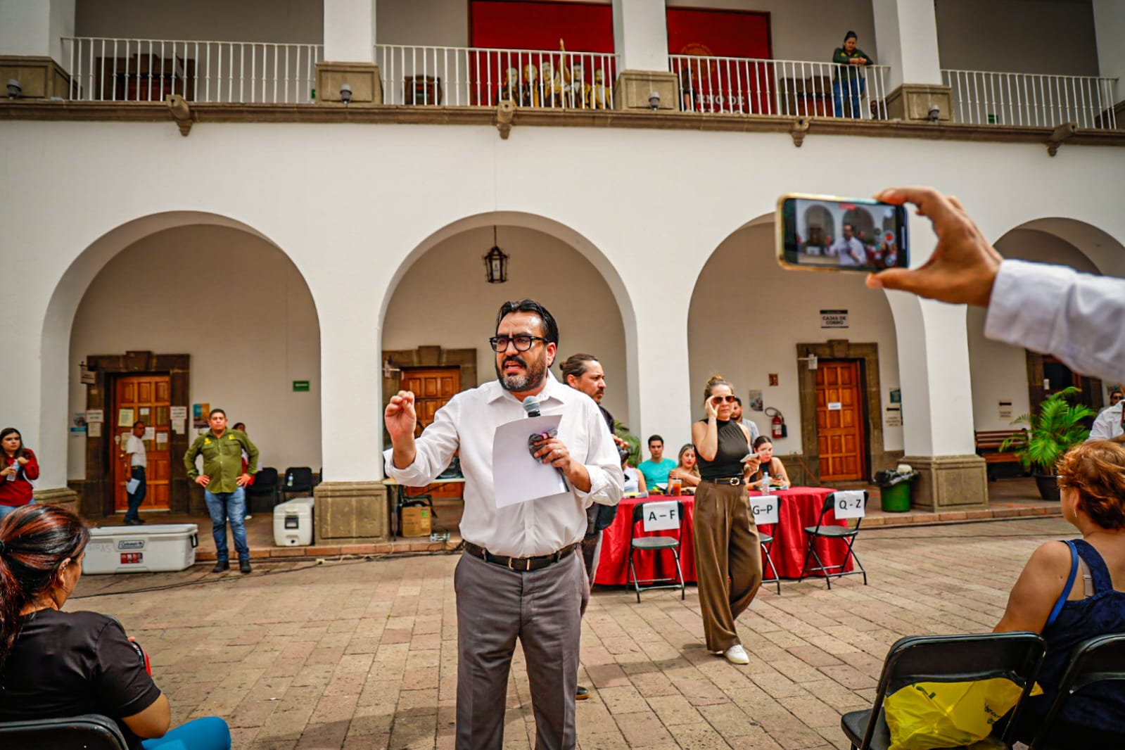 Juan de Dios Gámez Mendívil realizó la entrega de apoyos emergentes a más de 200 vendedores de la vía pública de Culiacán