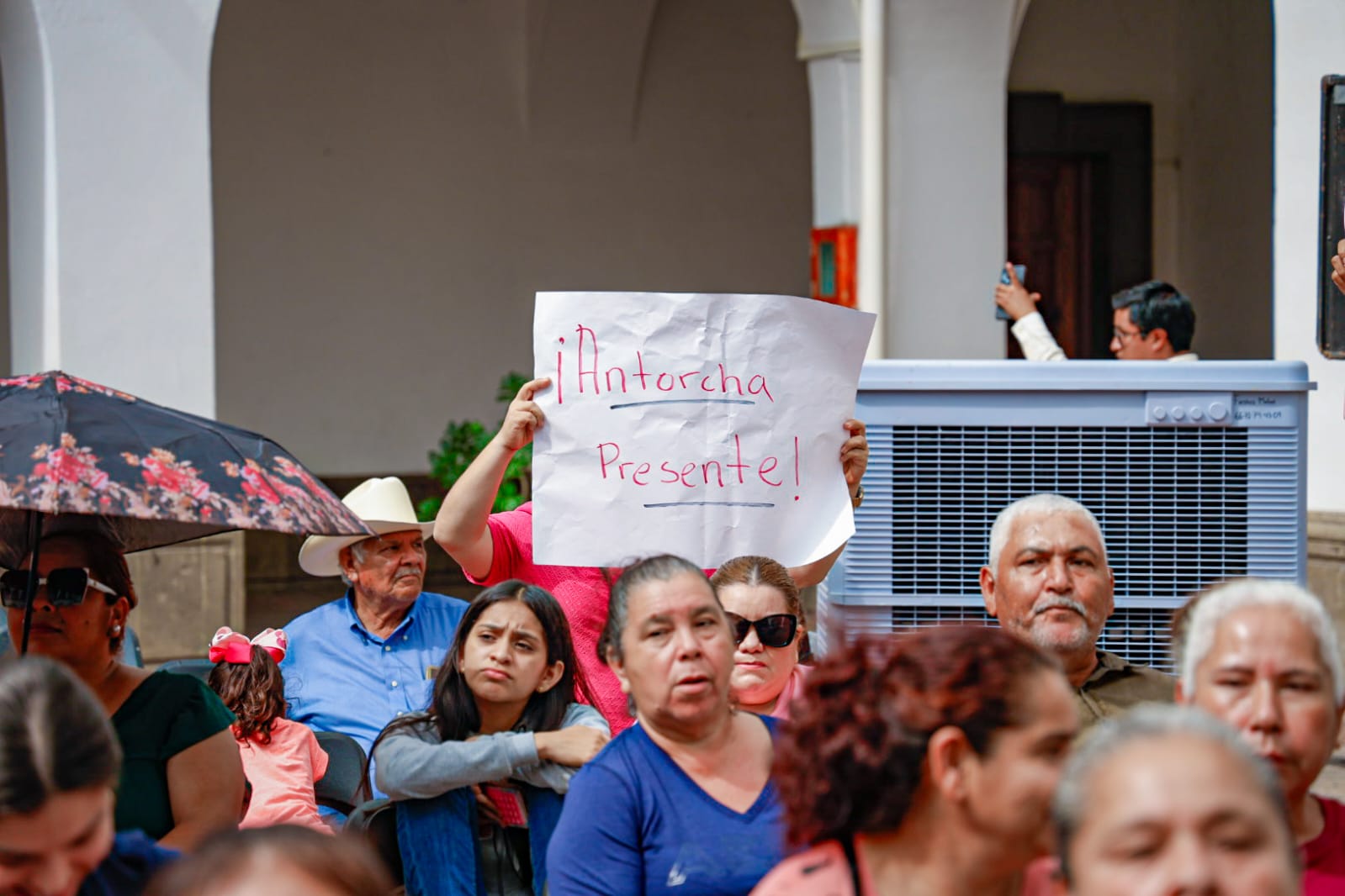 Juan de Dios Gámez Mendívil realizó la entrega de apoyos emergentes a más de 200 vendedores de la vía pública de Culiacán
