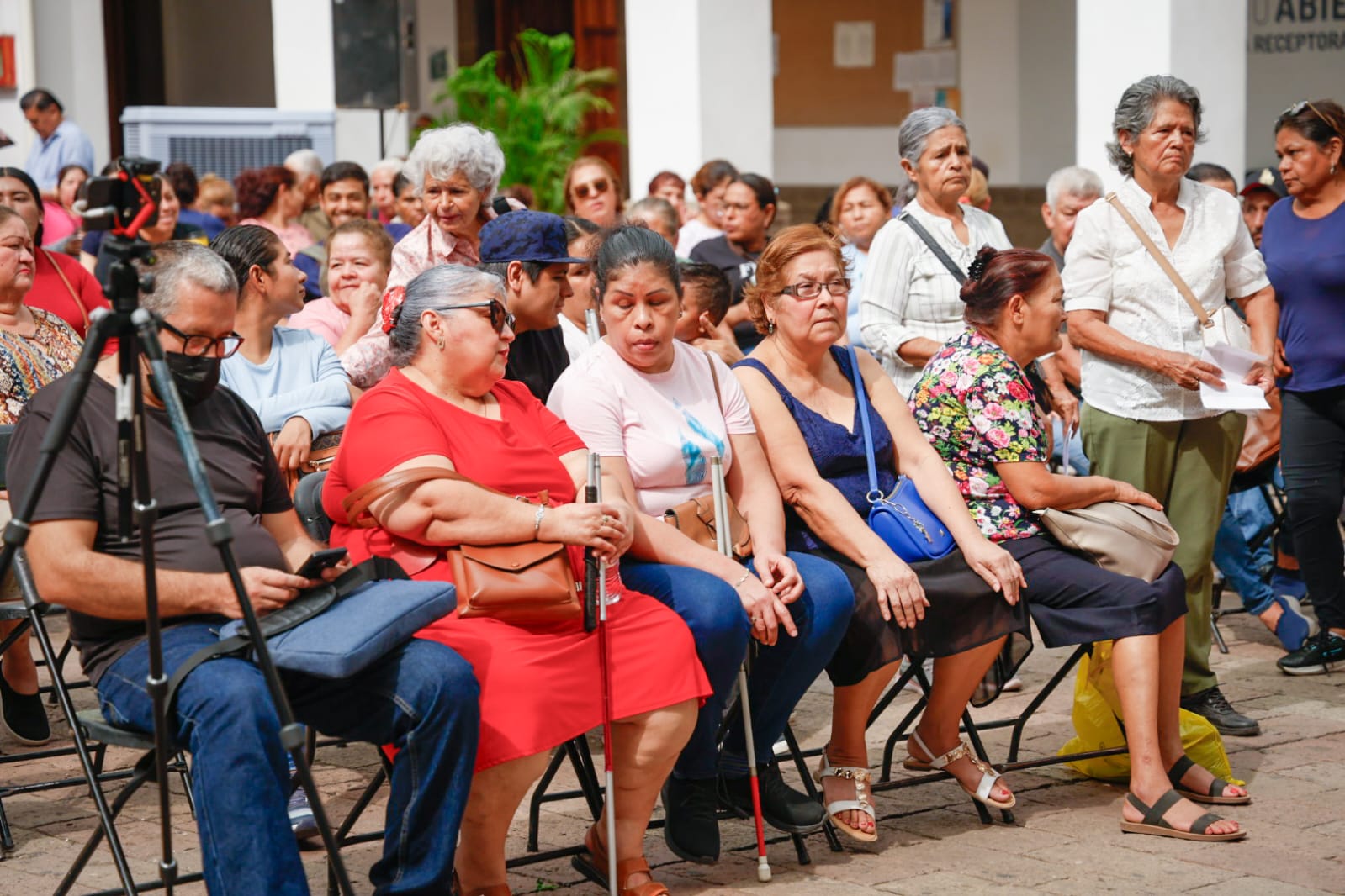 Juan de Dios Gámez Mendívil realizó la entrega de apoyos emergentes a más de 200 vendedores de la vía pública de Culiacán