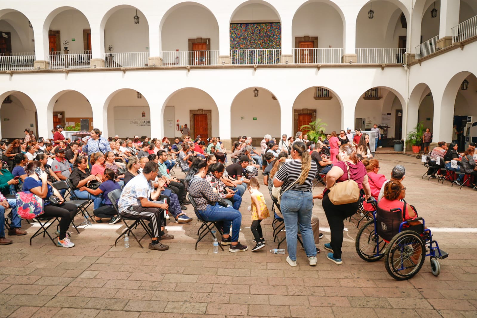 Juan de Dios Gámez Mendívil realizó la entrega de apoyos emergentes a más de 200 vendedores de la vía pública de Culiacán
