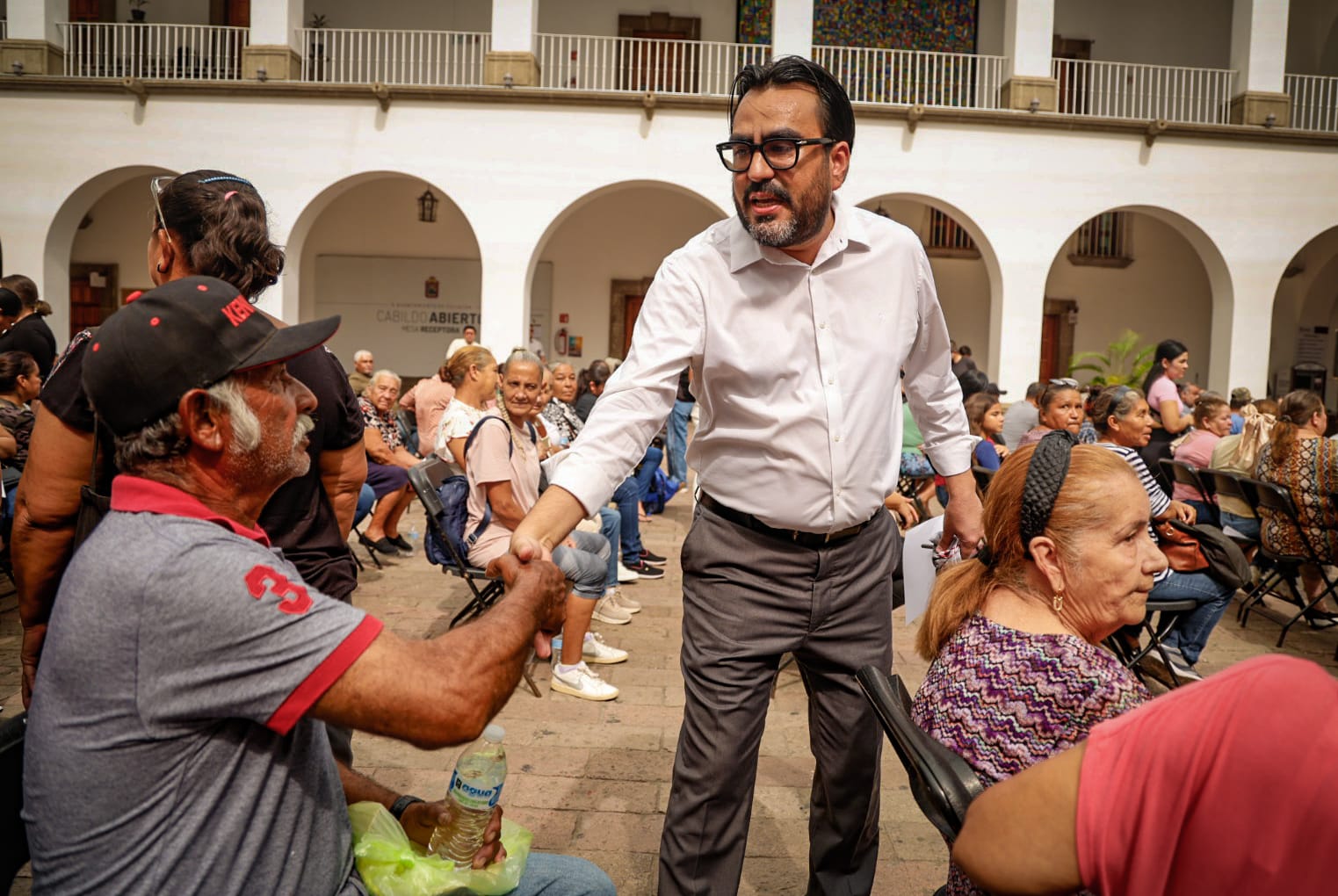 Juan de Dios Gámez Mendívil realizó la entrega de apoyos emergentes a más de 200 vendedores de la vía pública de Culiacán