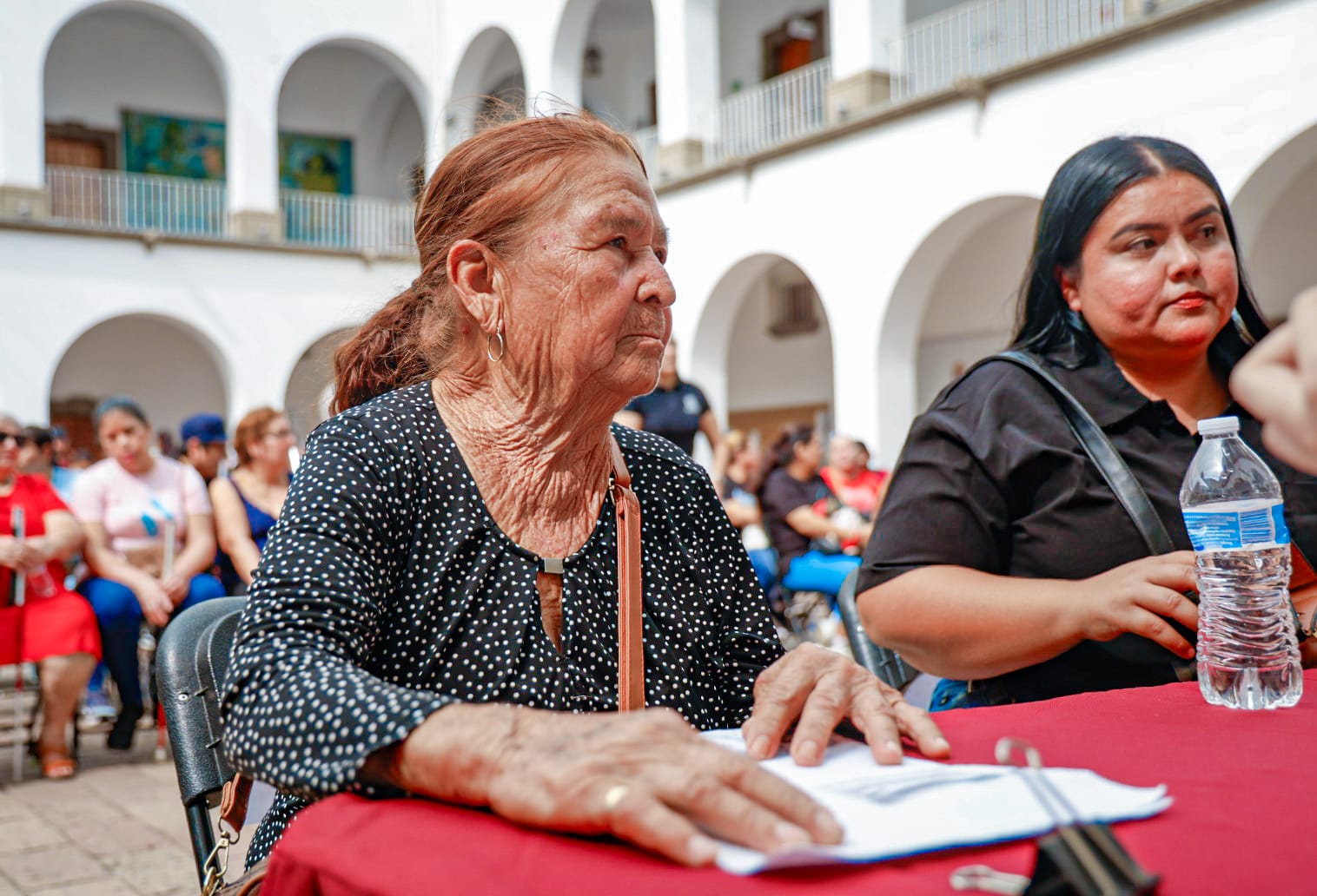 Juan de Dios Gámez Mendívil realizó la entrega de apoyos emergentes a más de 200 vendedores de la vía pública de Culiacán