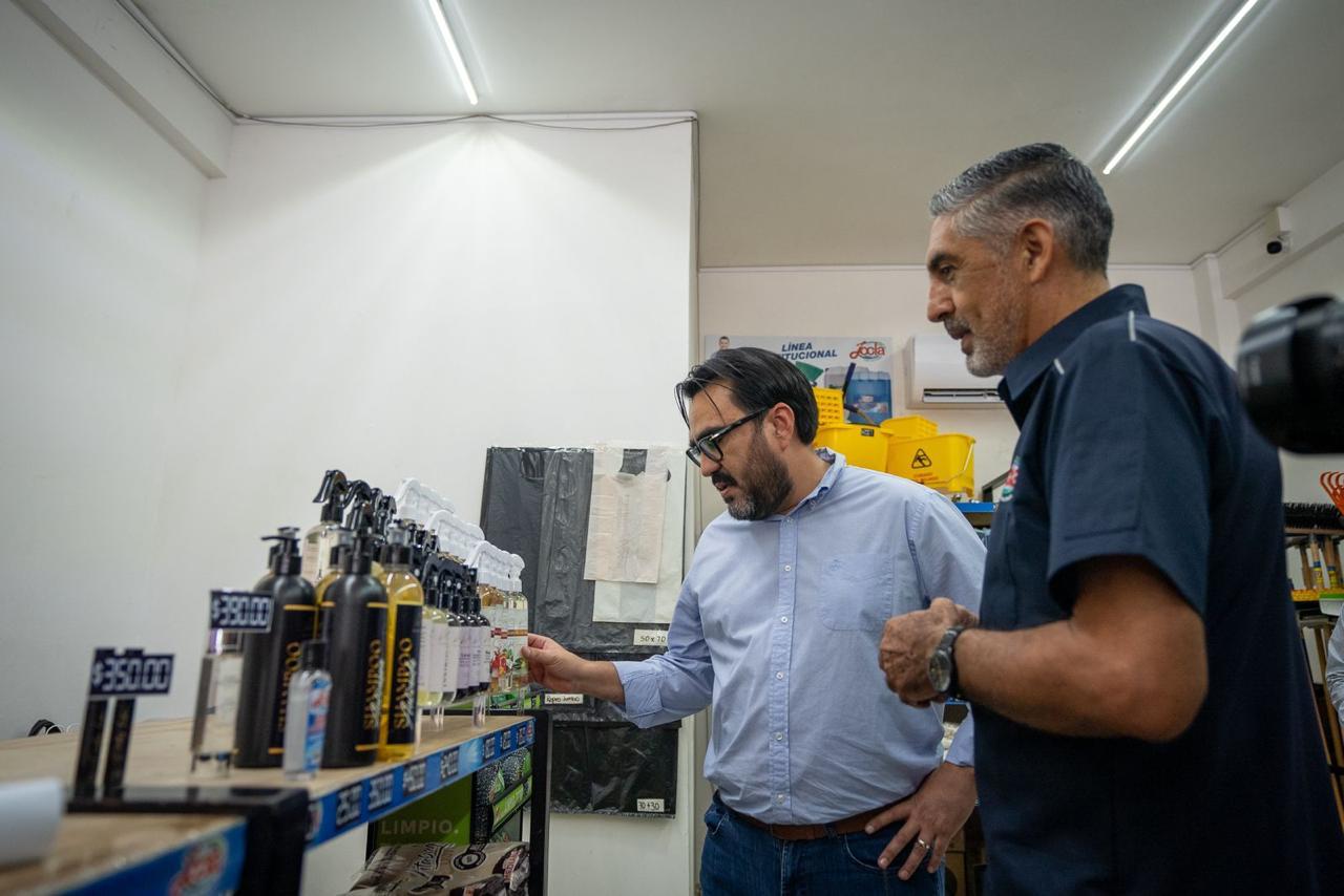 Juan de Dios Gámez entrega 700 mil pesos de Impulso NAFIN a empresa Productos Jocla