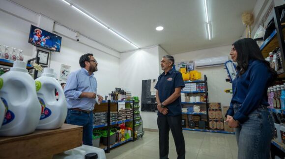 Juan de Dios Gámez entrega 700 mil pesos de Impulso NAFIN a empresa de productos de limpieza en Culiacán