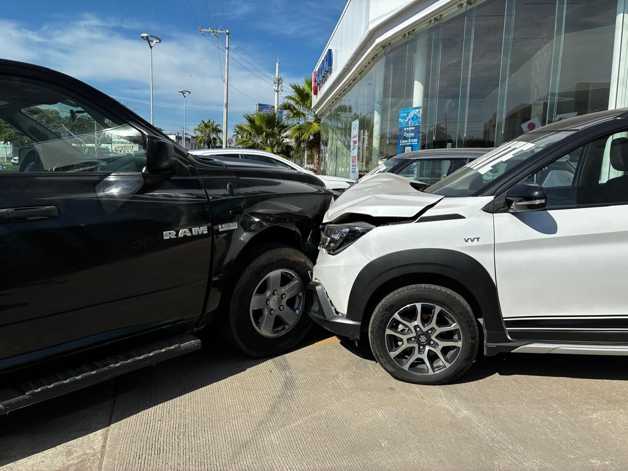 la camioneta embistio contra la agencia de autos
