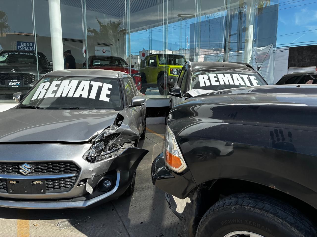 la camioneta embistio contra la agencia de autos