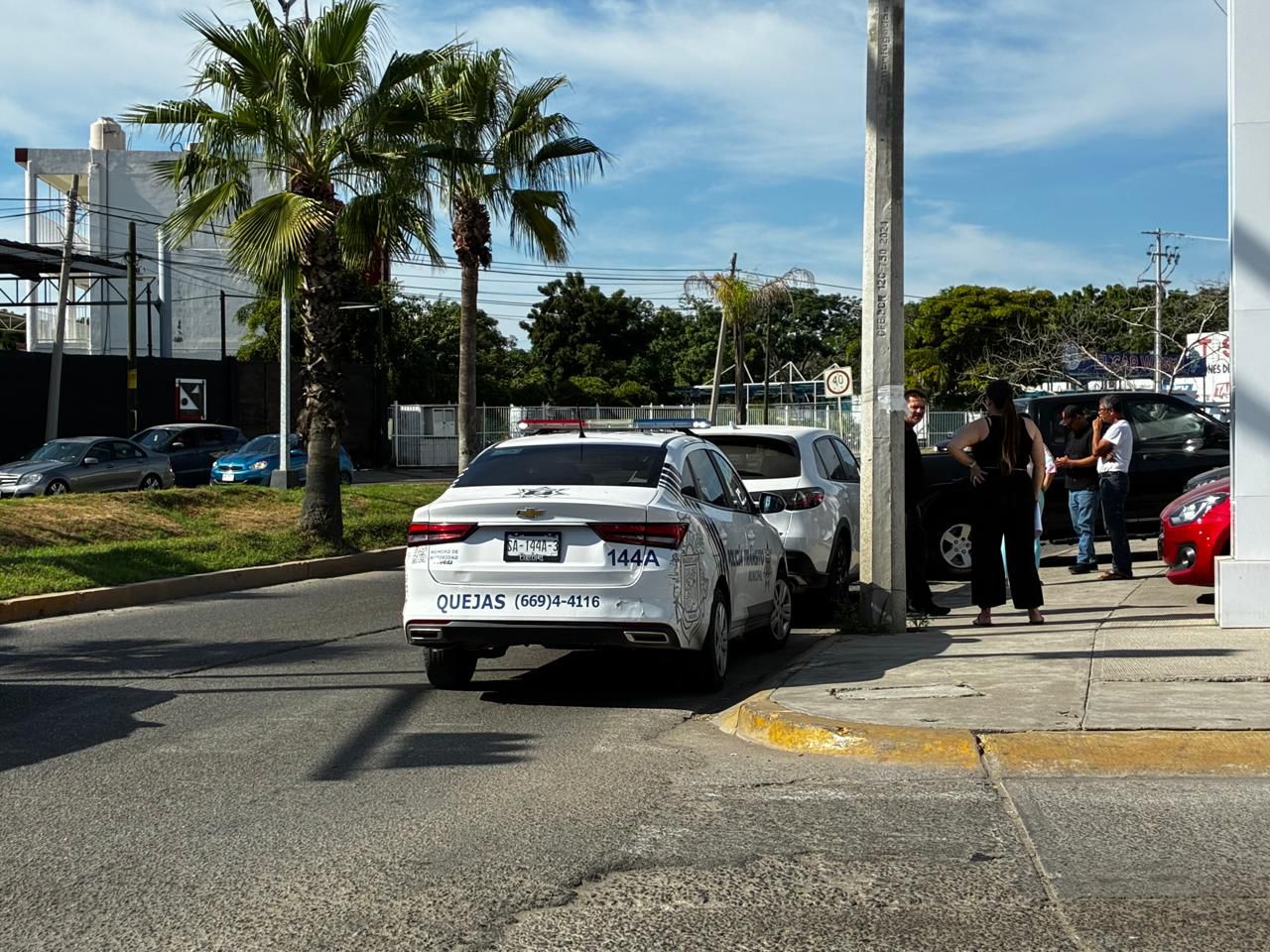la camioneta embistio contra la agencia de autos