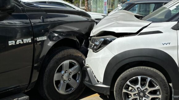 Camioneta pierde el control y choca contra autos estacionados en avenida La Marina, en Mazatlán