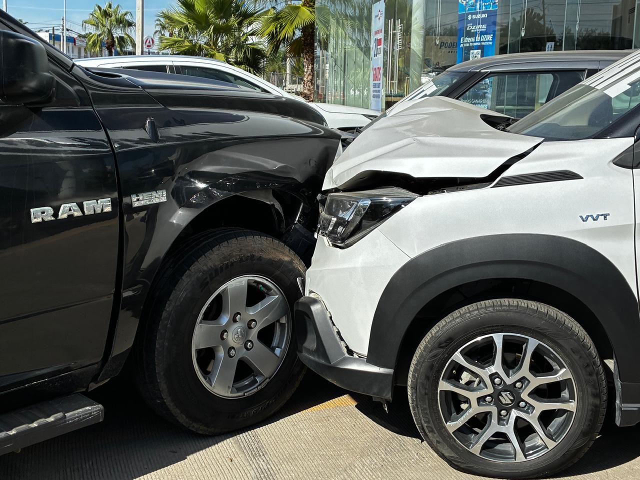 la camioneta embistio contra la agencia de autos