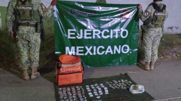 Dentro de una mochila de Didi, militares localizan una pistola, cartuchos y droga en Villa Bonita, Culiacán